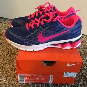 New in box Girls Nike shoes 4y